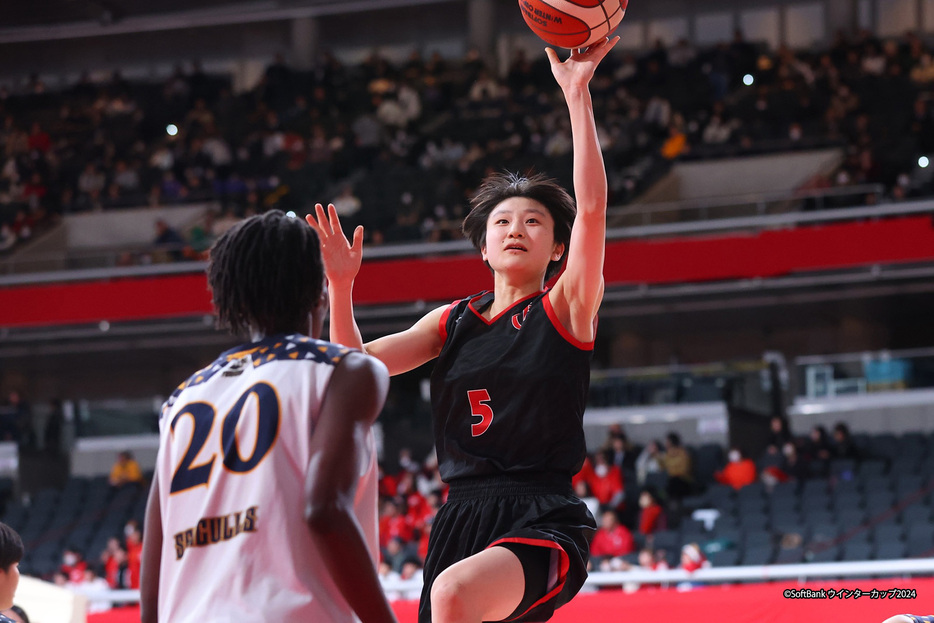 岐阜女はNo.5安藤が15得点、No.7ネイが12得点とオフェンスをけん引