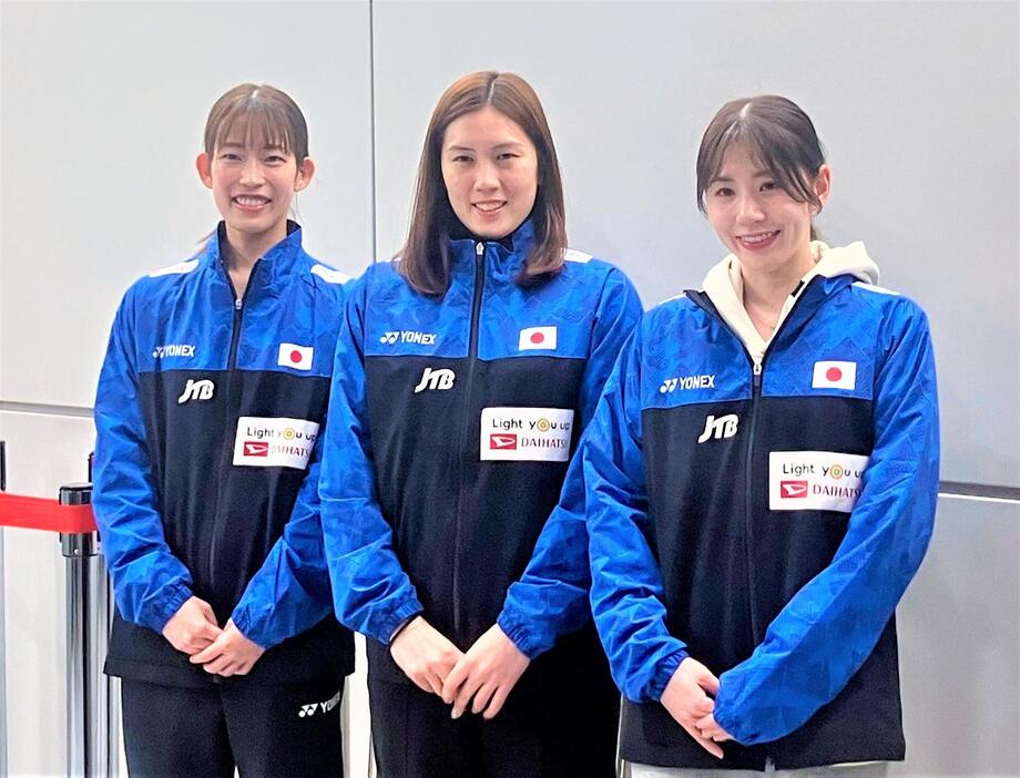 バドミントンのワールドツアーファイナルズから成田空港に帰国した左から松山、大堀、志田