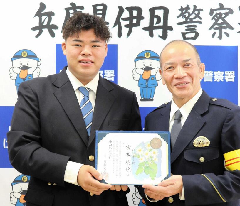 飛び降りようとした男性を抱き留め、人命救助した宮本航旗さん（左）＝伊丹市千僧１