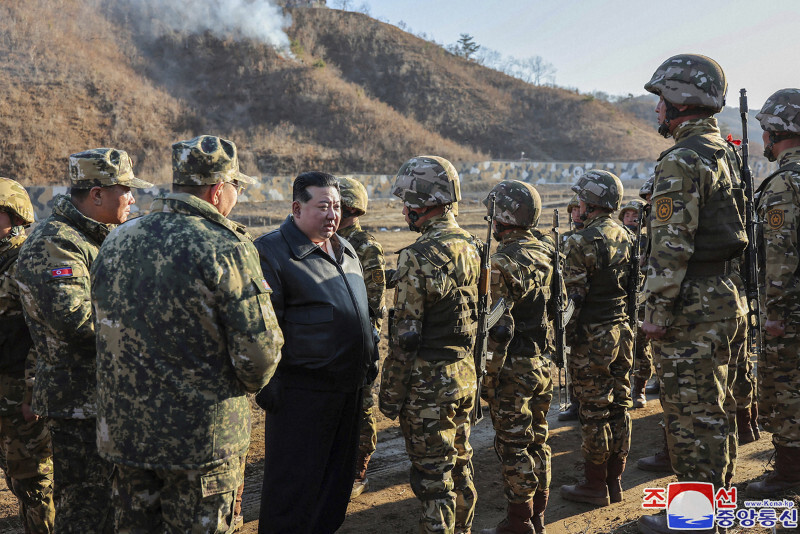 部隊の訓練を視察した北朝鮮の金正恩・朝鮮労働党総書記＝2024年3月6日、AP