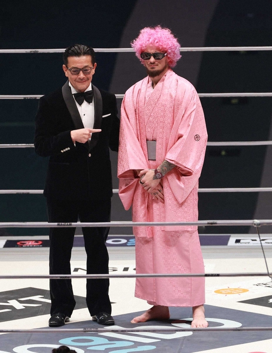 ＜RIZIN49＞元UFCバンタム級チャンピオンのショーン・オマリー（右）を紹介する榊原信行RIZIN・CEO（撮影・篠原岳夫）