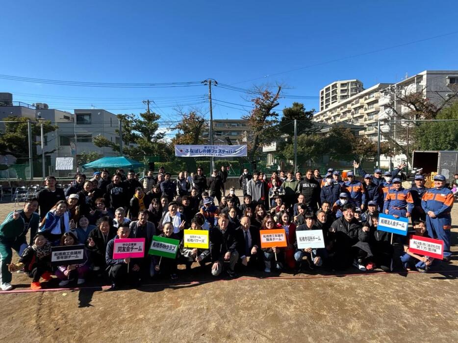 綱引きに参加した8チーム。優勝は「船橋法人会」＝天沼弁天池公園で「ふなばし絆フェス」