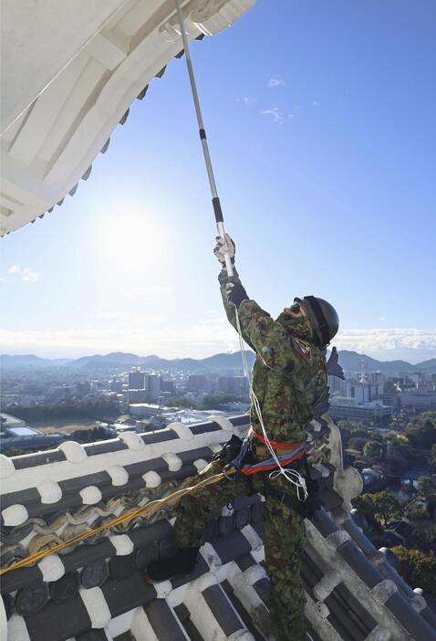 姫路城で「すす払い」を行う陸上自衛隊員＝19日午前、兵庫県姫路市