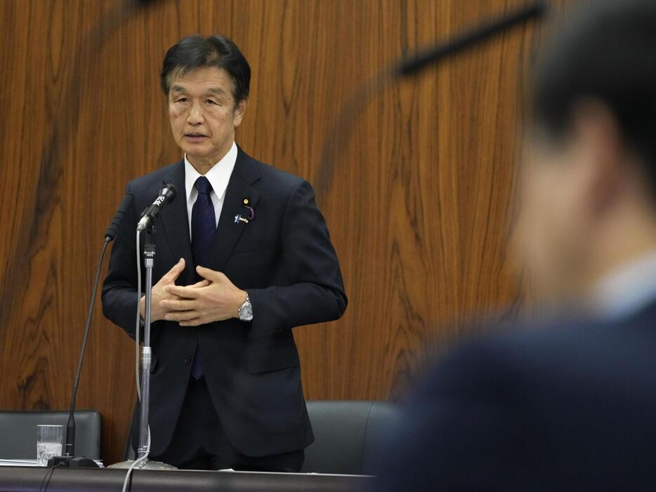 参院政治倫理審査会で答弁する自民党の赤池誠章氏＝25日午前