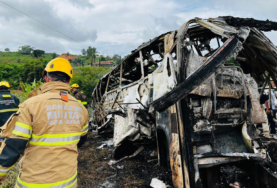 ブラジル南東部ミナスジェライス州テオフィロオトニの高速道路で２１日未明、バスとトラックなどが衝突する事故が起き、３０人超が死亡した。写真は事故現場で作業する消防隊員ら＝同州消防当局提供