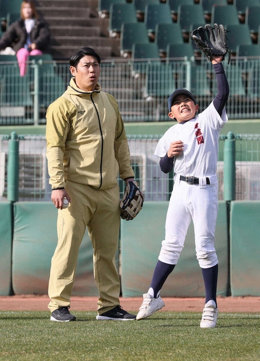 キャッチボールをみまもる阪神・原口（撮影・岸　良祐）　