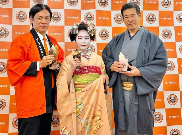 正月限定メニューを持つサンマルクカフェ・鎌田社長（左）、舞妓さん、美濃吉・佐竹社長（右）