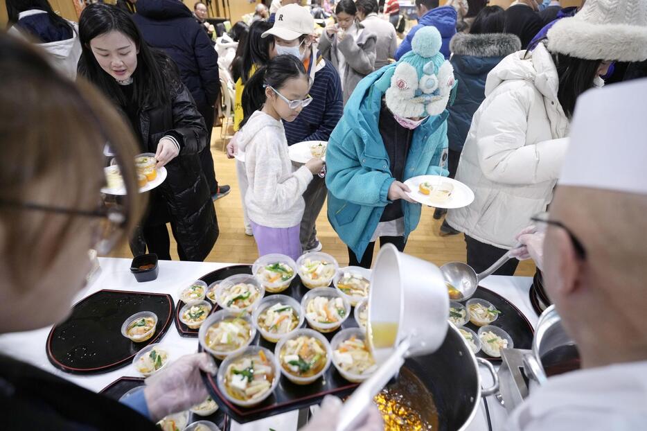 四国の魅力を伝えるイベントで振る舞われた讃岐うどん＝21日、北京の日本大使館（共同）