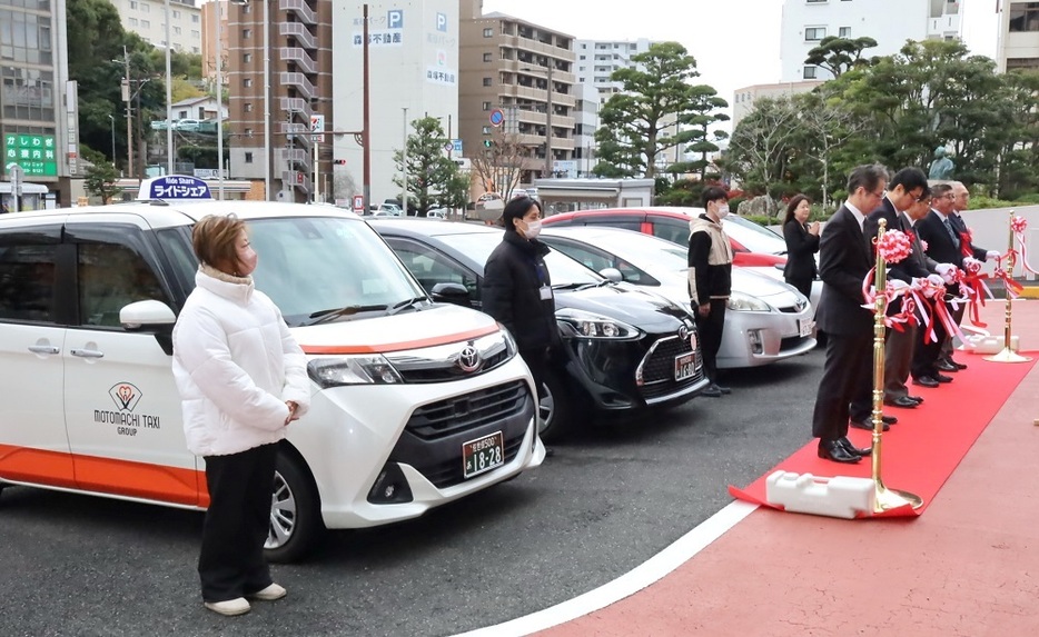 「日本版ライドシェア」の運用開始を祝った出発式＝佐世保市役所本庁舎前