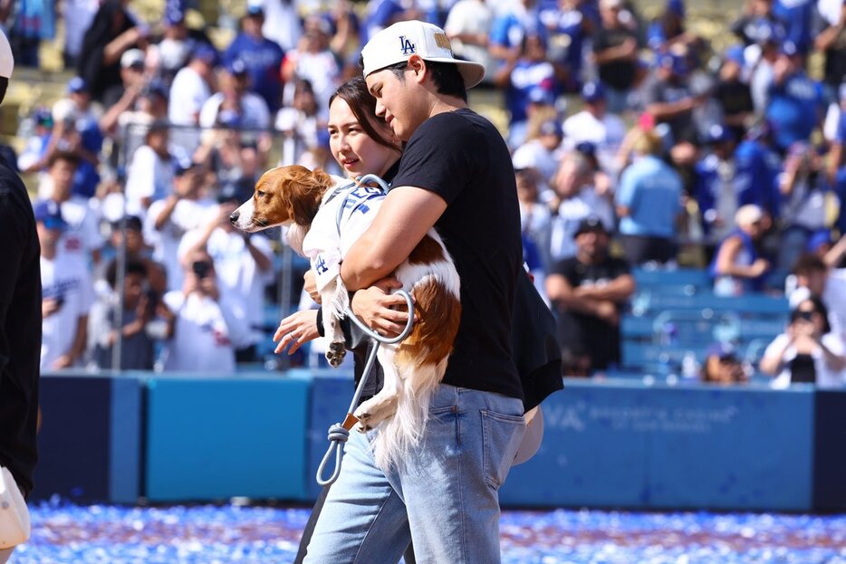 デコピンを抱く大谷翔平と真美子夫人