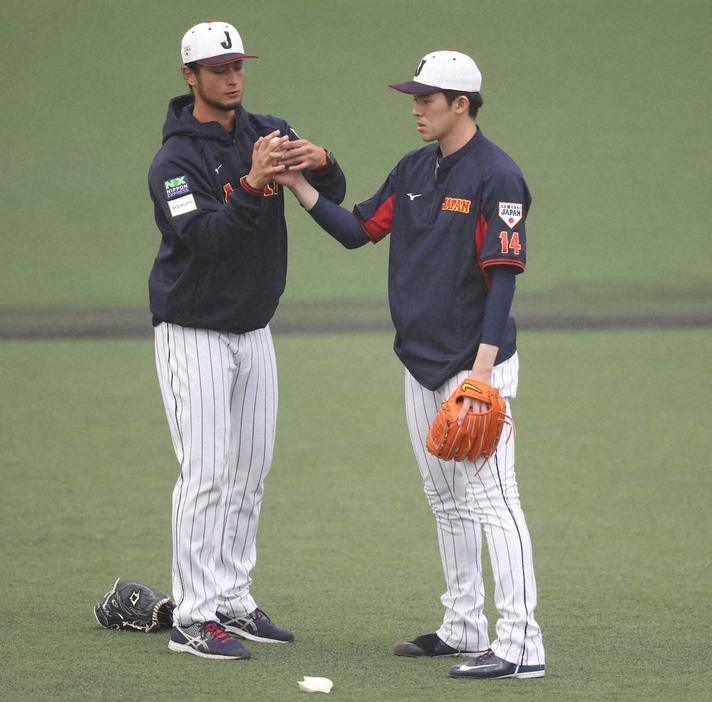 昨年2月の侍ジャパン宮崎合宿で、ダルビッシュ（左）の指導を受ける佐々木朗希