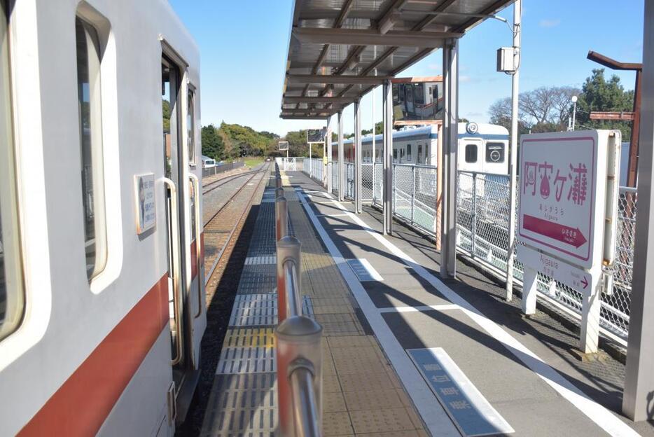 現在の終点阿字ケ浦駅。奥の林手前までの線路は今後、国営ひたち海浜公園南口付近に延伸する=ひたちなか市阿字ケ浦町