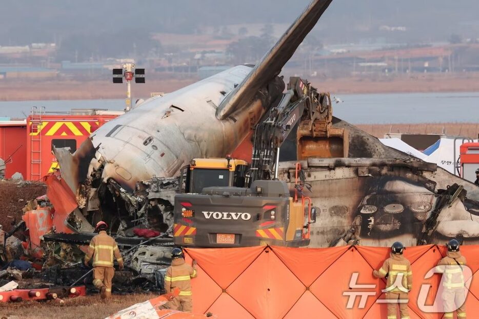 29日午前9時3分ごろ、務安国際空港で、事故処理作業を進める消防隊員ら(c)news1