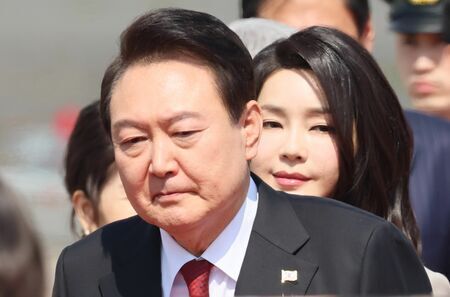 昨年3月、岸田文雄首相との首脳会談のために羽田空港に到着した尹錫悦大統領と金建希夫人（写真：つのだよしお/アフロ）