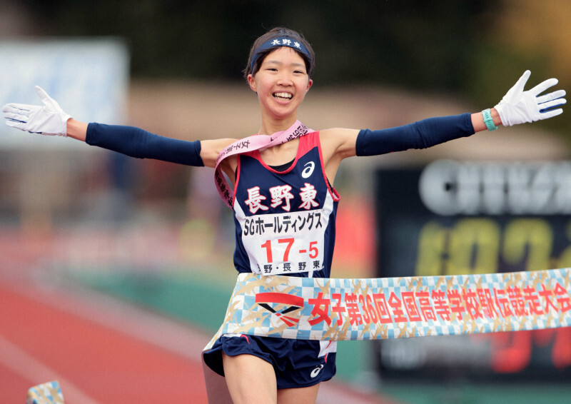 女子1位でフィニッシュする長野東の田畑陽菜選手＝たけびしスタジアム京都で2024年12月22日、中川祐一撮影