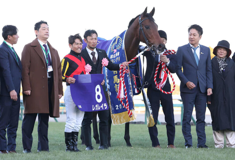 有馬記念を制したレガレイラの口取りをする戸崎騎手（2024年12月22日撮影）