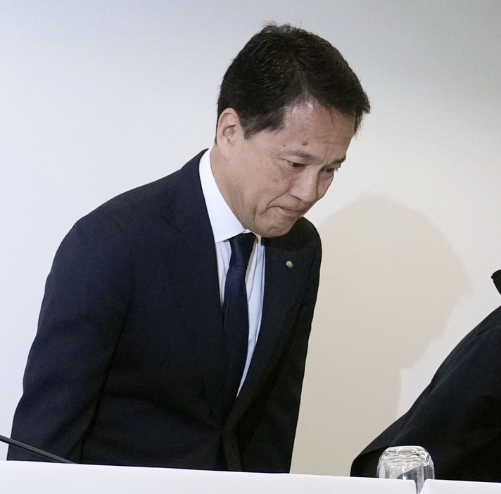 元社員が起訴された事件について、記者会見で謝罪する野村証券の奥田健太郎社長＝3日午後、東京都千代田区