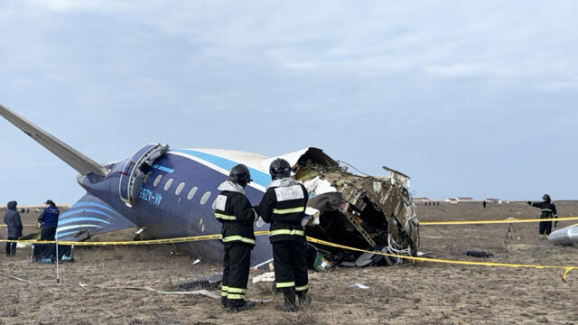 カスピ海沿岸のカザフスタンのアクタウ市近郊に墜落したアゼルバイジャン航空のJ2-8243便（カザフスタン非常事態省提供）