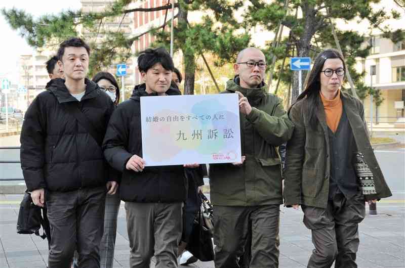 福岡高裁判決を不服として上告した熊本市の原告こうぞうさん（右から2人目）とゆうたさん（右端）ら＝26日、福岡市