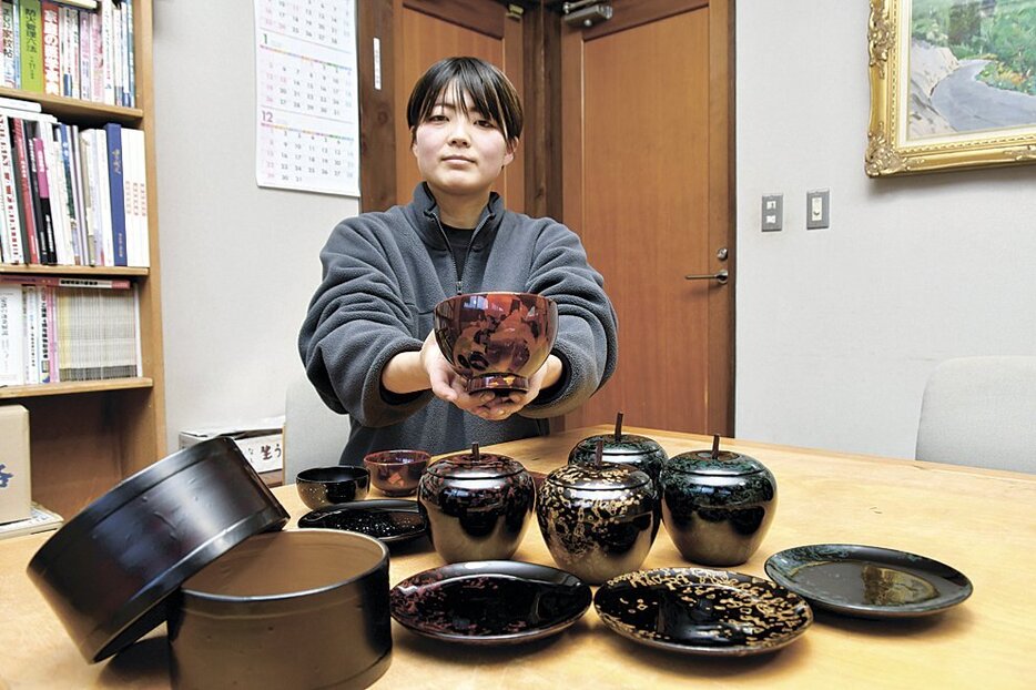 出品する木曽漆器の作品と竹内さん