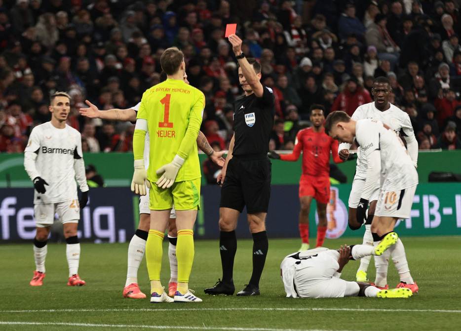 ドイツ・サッカー連盟は５日、ドイツ・カップ（杯）の試合でキャリア初の退場となったバイエルン・ミュンヘンＧＫマヌエル・ノイアー（中央、黄色のユニホーム）に対し「スポーツマンシップに反する行為」で２試合のカップ戦出場停止処分を科した。ドイツのミュンヘンで３日撮影（２０２４年　ロイター）