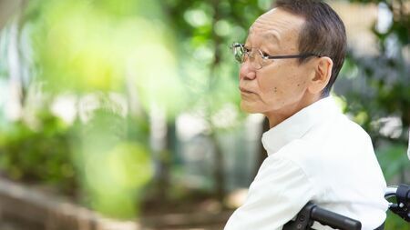 長年の介護の末、介護者が介護を受けている相手を……という事件は、悲しいことに後をたちません（写真：Luce／PIXTA）