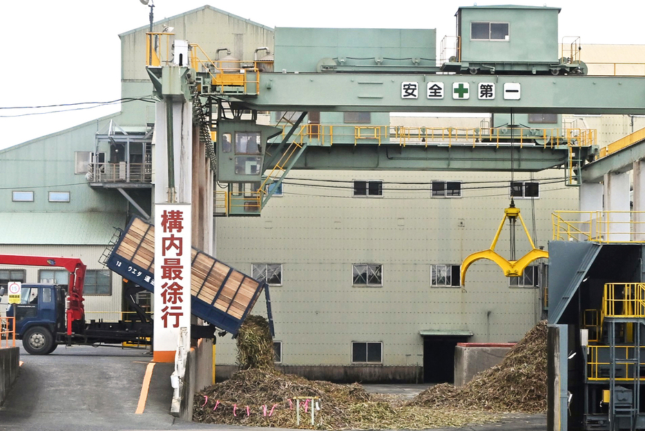 サトウキビの搬入が始まった南西糖業の徳和瀬工場＝20日、鹿児島県徳之島町