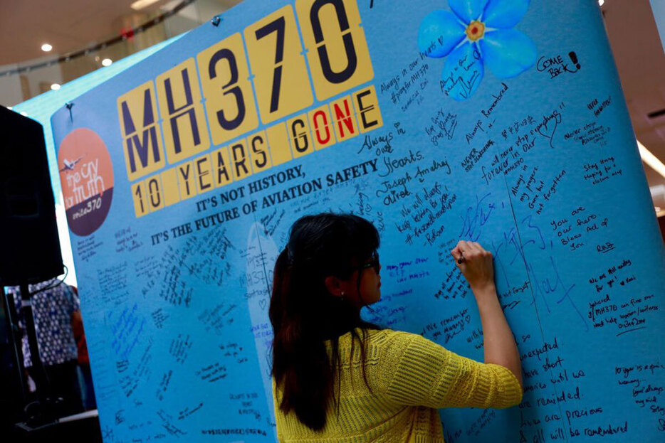 2024年3月3日、マレーシアのペタリンジャヤで開催された「MH370便追悼の日」で、メッセージを書くマレーシア航空機の乗客の遺族（Supian Ahmad/NurPhoto via Getty Images）