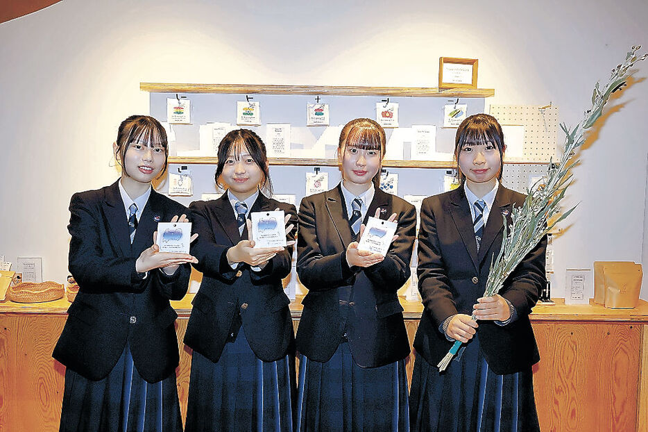 デザインしたハトムギ茶チョコを紹介する生徒＝富山市総曲輪