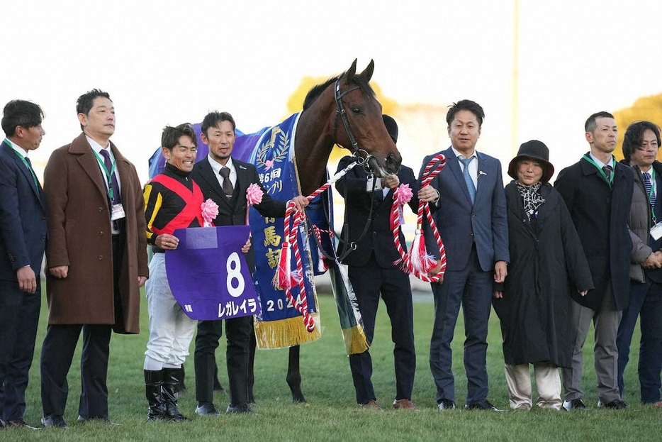 有馬記念を制したレガレイラ陣営ら（撮影・沢田　明徳）