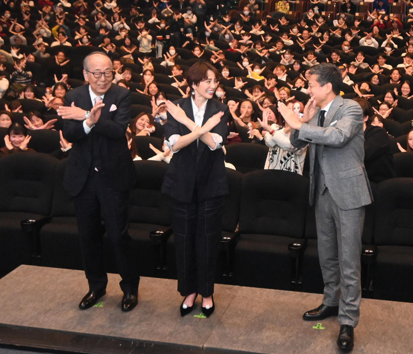 大阪市内で行われた映画「劇場版ドクターX」のイベント「ありがとう大門未知子！　全国舞台あいさつキャンペーンin大阪」に登壇した左から岸部一徳、米倉涼子、勝村政信（撮影・松浦隆司）