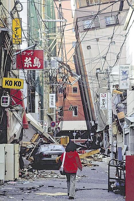 倒れそうなビルが目立った三宮の繁華街（神戸市中央区で）＝長島義明さん撮影