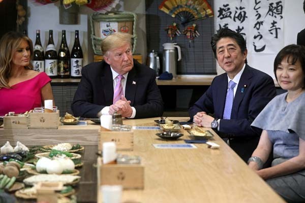 石破首相は嫌い？（トランプ米大統領訪日で炉端焼き店でともに夕食をとる同大統領夫妻と安倍首相夫妻＝2019年）／（Ｃ）ロイター