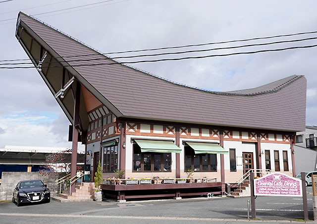 舟のような屋根が特徴的な「珈琲専科　道」＝山形市鉄砲町３丁目