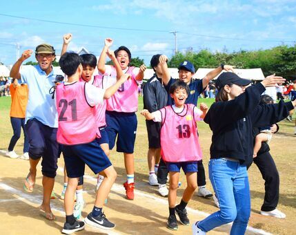 「結の橋クイチャー」を踊る児童生徒や保護者ら＝２４日、宮古島市立伊良部島小中学校