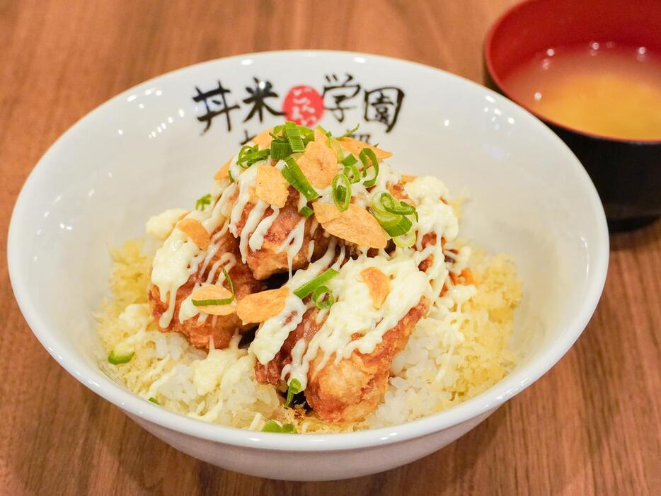 「コケコッコー！ねぼすけからあげ丼」