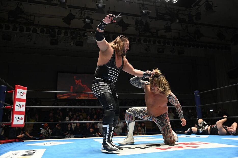 ＥＶＩＬ（左）に髪の毛を切られる棚橋弘至（写真提供・新日本プロレス）