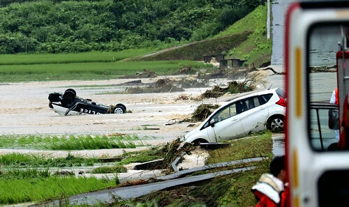 流されたとみられる山形県警のパトカー（山形県新庄市で、７月２６日撮影）