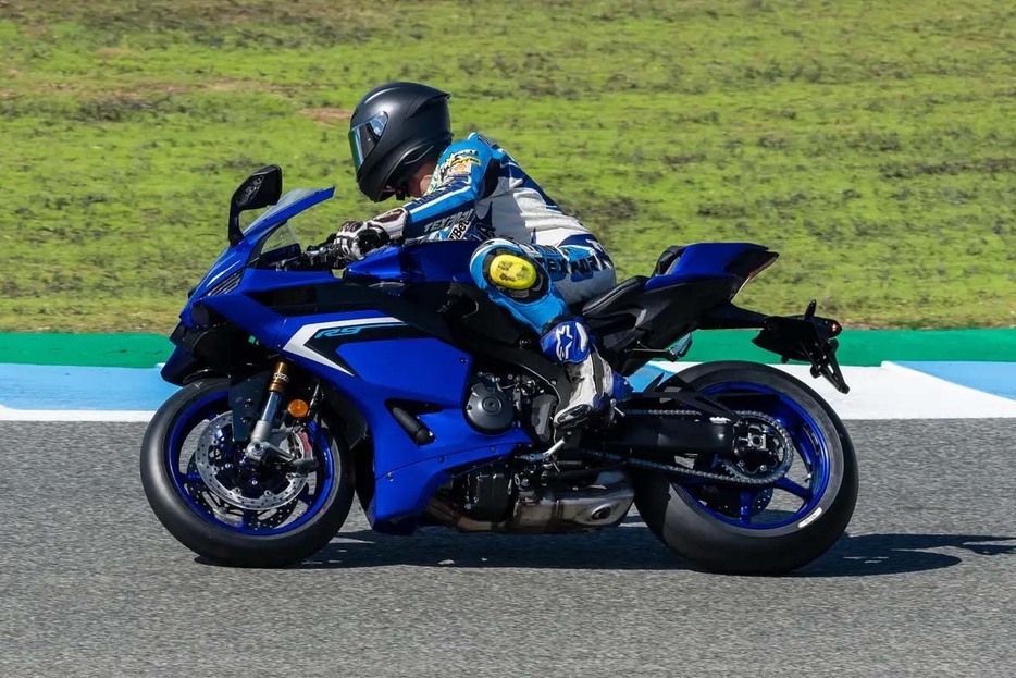 ハイパワーなCP3エンジンと高い空力性能のボディを併せ持ちつつ、足回りはYZF-R1と同等装備だ。