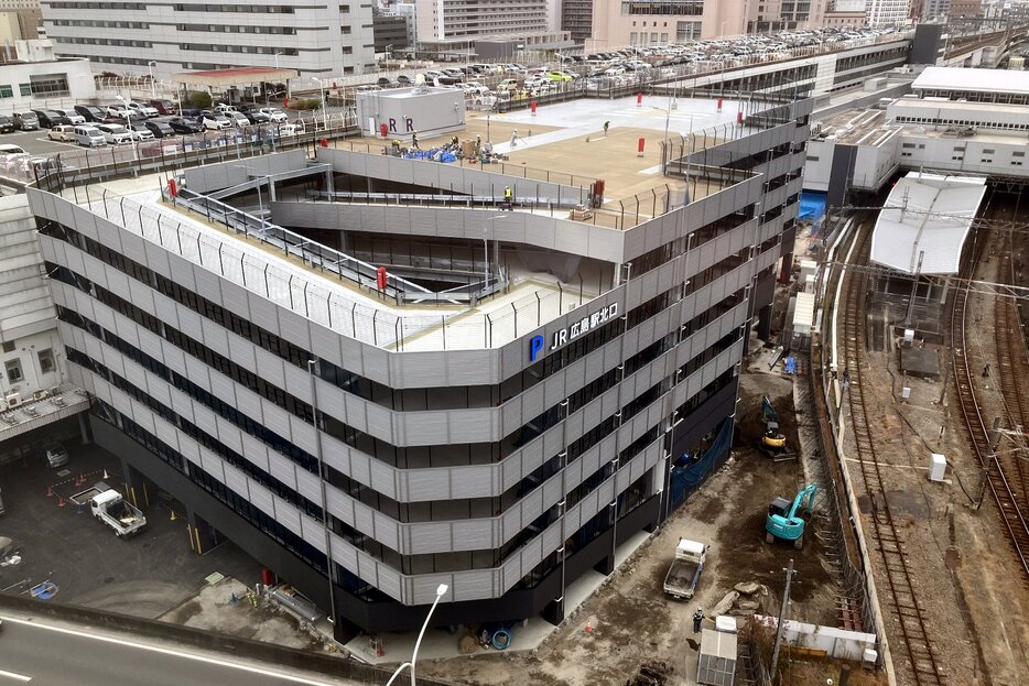 整備が進むJR広島駅北口駐車場。奥の新幹線高架屋上の駐車場と接続する