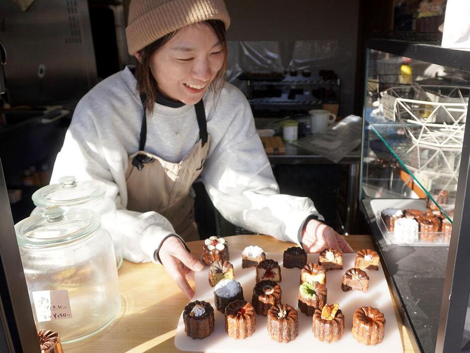 カヌレは定番8種のほか季節限定も用意