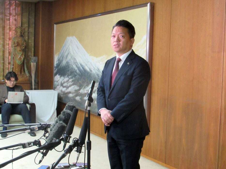 無所属で市長を続投する意思を示した大阪府岸和田市の永野耕平市長＝9日午前、同市役所