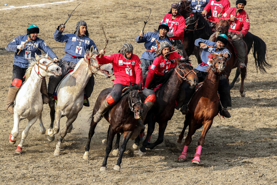 １１日、アフガニスタンの首都カブールで行われた伝統の騎馬競技「ブズカシ」の試合。１０日にわたるトーナメント戦では、西部ヘラートなど各州から集まった１１チームが競う。