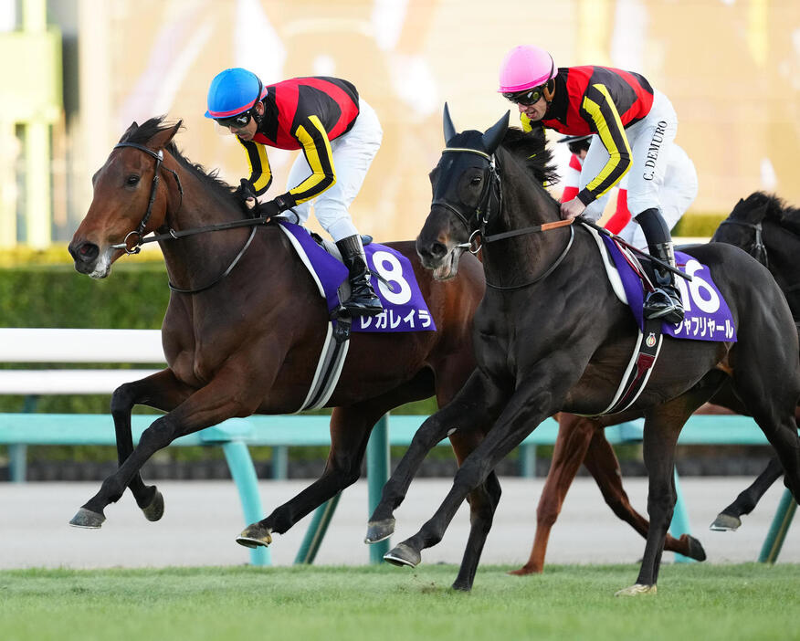 有馬記念を制したレガレイラと戸崎騎手（左）。右は2着のシャフリヤールとC・デムーロ騎手