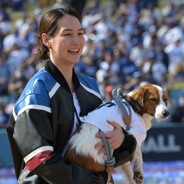 大谷翔平選手の妻・真美子さんと愛犬・デコピン(写真：USA TODAY Sports/ロイター/アフロ)