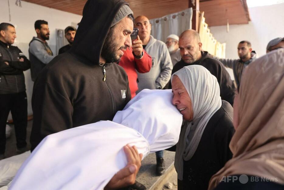 ガザ市の病院で、前夜のイスラエル軍の空爆の犠牲になった親戚の死を悼む女性（2024年12月15日撮影）。【翻訳編集】 AFPBB News