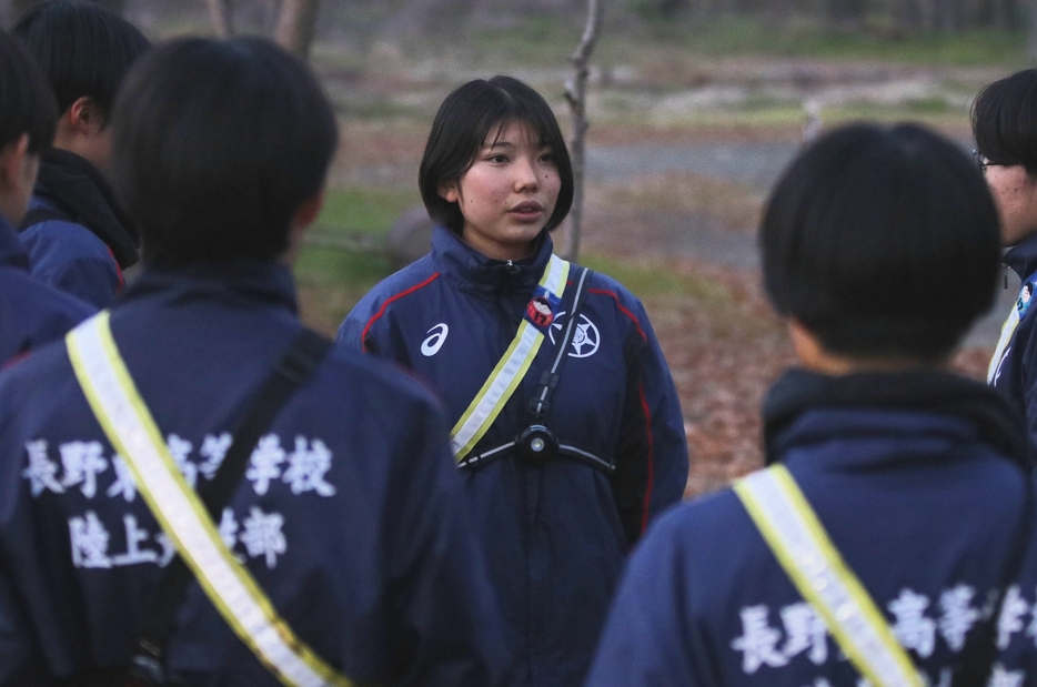 よどみなく練習メニューを説明する武田さん（中央）。当初はうまく話せるか不安で、学校にいる間に唱えて練習していたという＝長野市