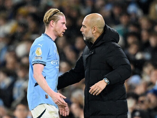 ３－０で快勝したシティのデ・ブライネ（左）とグアルディオラ監督（右）。（C）Getty Images