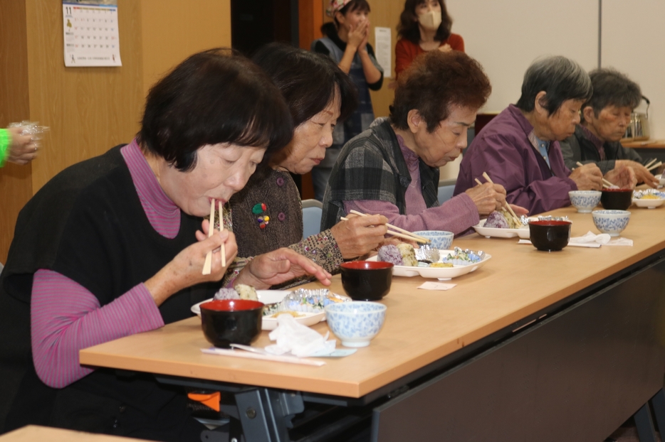 栄養士会が監修したバランスの良い食事を取りながら講座を振り返る参加者＝兵庫県丹波市氷上町上新庄で