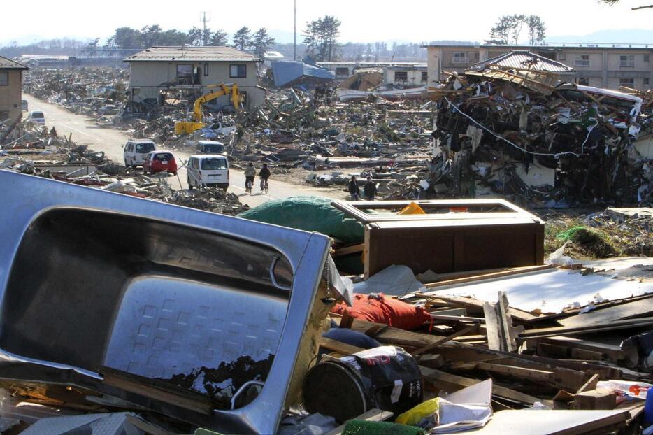 １３年前に発生した東日本大震災。住宅街は津波にのまれた＝２０１１年３月、宮城県名取市閖上